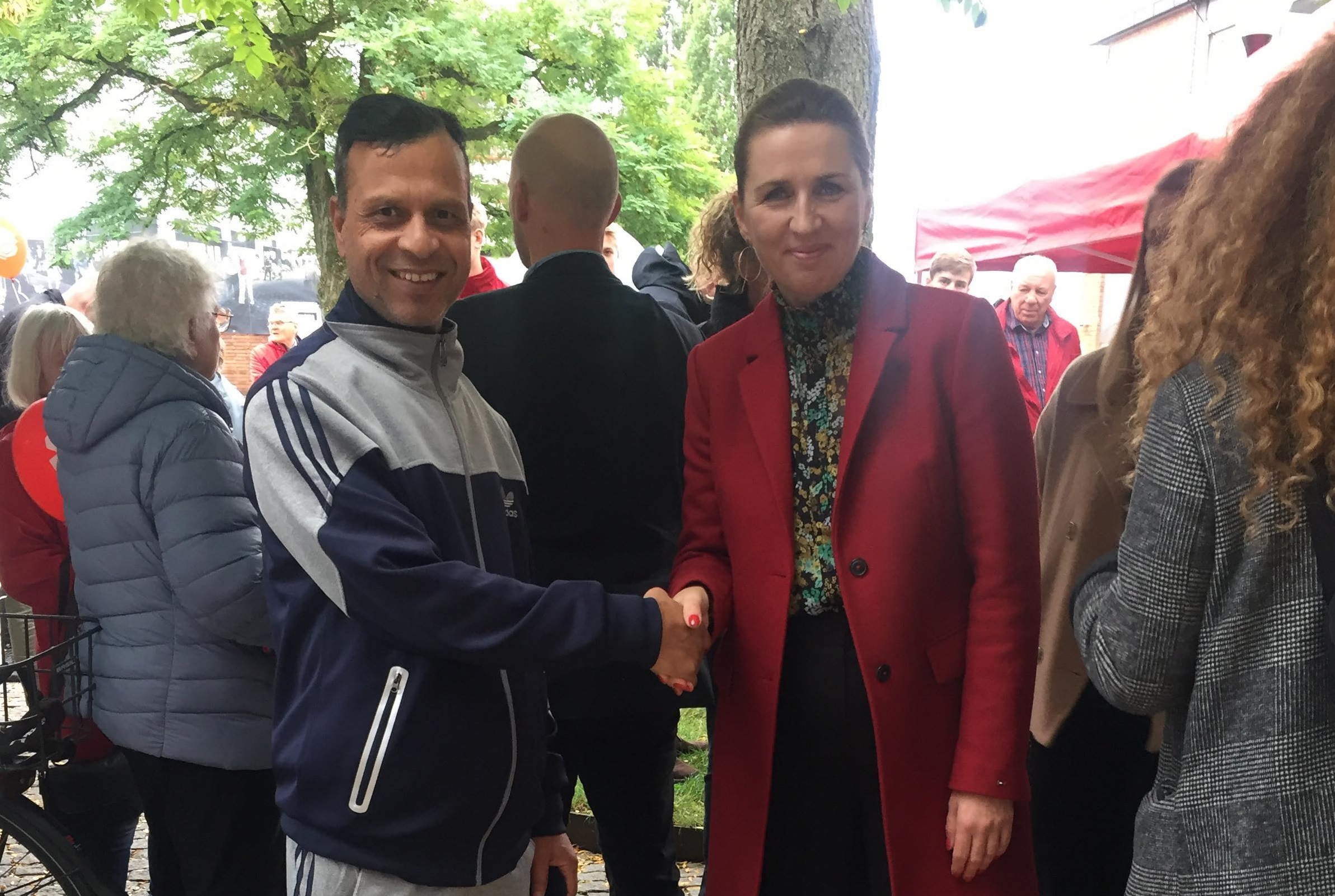 प्रधानमन्त्री मेटे फ्रेडरिकसनलाई बधाई दिँदै संवाददाता।